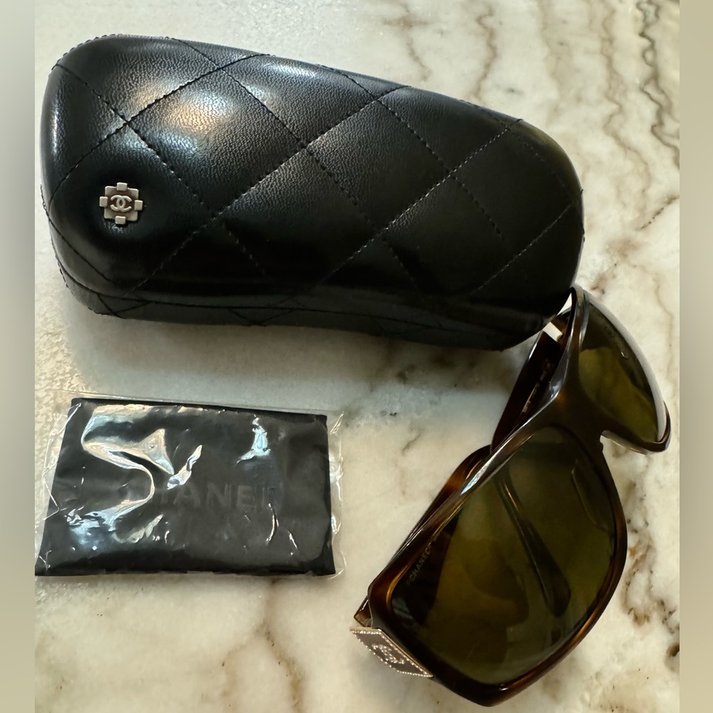 Vintage Chanel Tortoise sunglasses with crystal CC Logo accents 😎